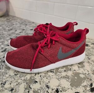 LIKE NEW Nike Red Roche One Running Athletic Tennis Shoes Women's 8, Youth 6Y